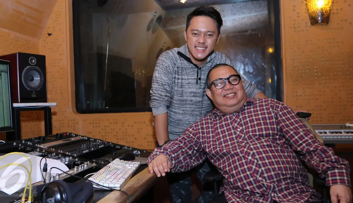 Juara D'Academy Asia, Danang dan Pak Ngah saat rekaman singel terbarunya, Jakarta, Kamis (14/1/2016) Singel terbaru Danang adalah lagu pemberian dari musisi Malaysia Pak Ngah sebagai hadiah juara 1  D'Academy Asia. (Liputan6.com/Herman Zakharia)