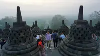 Para pengunjung yang menanti terbitnya matahari dari puncak Candi Borobudur. (foto : Liputan6.com / fajar abrori)