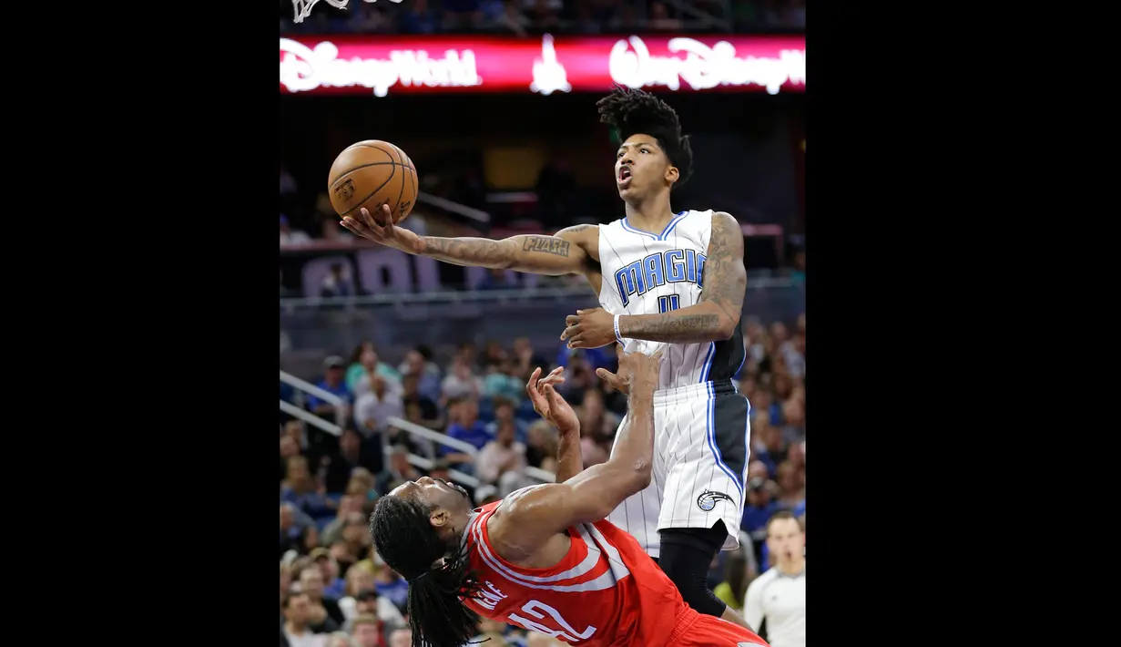 Pemain Orlando Magic, Elfrid Payton (kanan) mencoba melakukan tembakan melewati hadangan pemain Houston Rockets, Nene (42)  pada laga lanjutan NBA  basketball game di Amway Center, (6/1/2017), Orlando. Houston Rockets menang 100-93. (AP/John Raoux)