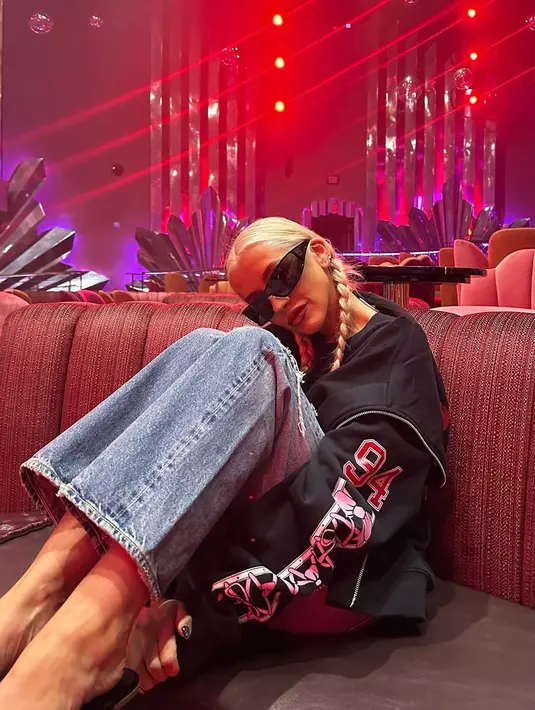 Penampilan swag Christina Aguilera dengan tubuh barunya yang lebih langsing. Ia mengenakan jaket hoodie hitam dan celana jeans, serta sunglasses. [Foto: Instagram/xtina]