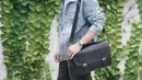Tas Hitch Messenger Bag menjadi timeless karena siluetnya yang clean, klasik dan maskulin, membuat para laki-laki dengan gaya urban menjadi lebih stylish, seperti saat dikenakan oleh Tarra Budiman. Tas ini dirancang untuk menemani aktivitas sehari-hari, baik untuk ke kantor, aktivitas akhir pekan, maupun mengiringi kota seharian. Terbuat dari natural grain leather yang mewah, tas ini memiliki bahan yang fleksibel. Tali panjang yang adjustable memberikan kenyamanan serta kebebasan penggunanya untuk ragam kegiatan dan penampilan.  [Coach]