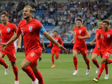 Pemain Inggris, Harry Kane (depan kiri) melakukan selebrasi usai mencetak gol ke gawang Tunisia dalam penyisihan Grup G Piala Dunia 2018 di Volgograd Arena, Volgograd, Rusia, Senin (18/6). Dua gol Kane bawa Inggris menang 2-1. (AP Photo/Sergei Grits)