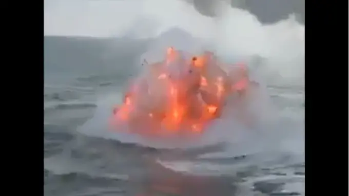 Video Api Keluar dari Dalam Laut Ini Hebohkan Netizen!