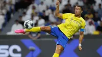 Pemain Al-Nassr, Cristiano Ronaldo berusaha mencetak gol ke gawang Al-Shabab pada laga Grup C Piala AFC 2023 di King Fahd Stadium, Taif, Arab Saudi, 28 Juli 2023. (AFP)