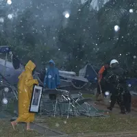 Prosesi pemakaman politisi dari Partai Demokrat, Sutan Bhatoegana diwarnai hujan deras, angin kencang dan petir. Almarhum dimakamkan di TPU Giri Tama, Parung, Kabupaten Bogor pada Sabtu (19/11) sore. (Bambang E. Ros/Bintang.com)