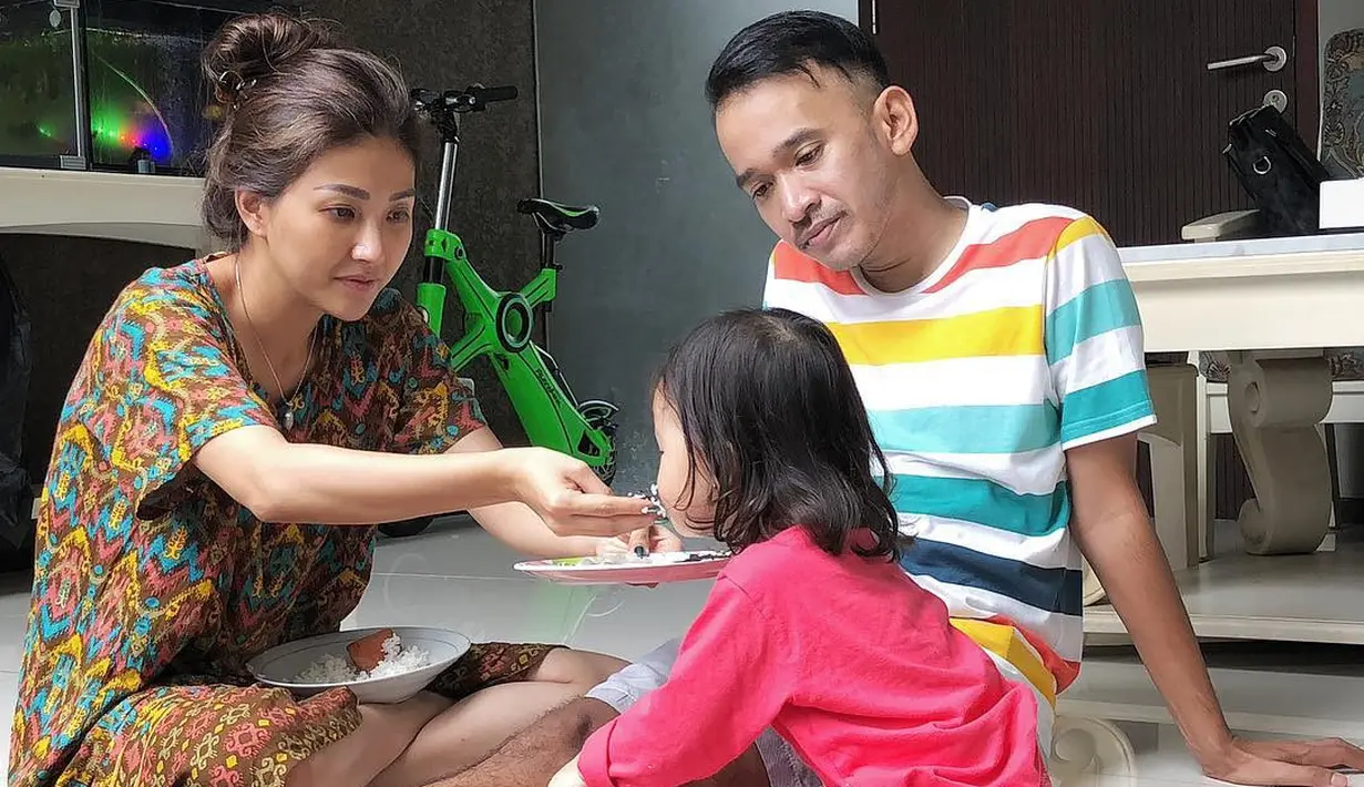 Potret keharmonisan keluarga Ruben Onsu dan Sarwendah. Sarwendah sedang menyuapi putrinya. Tidak hanya itu, Wendah juga menyuapi suaminya. Itulah yang dilakukan pemilik gerai Geprek Bensu ini dan presenter ini. (Instagram/ruben_onsu)