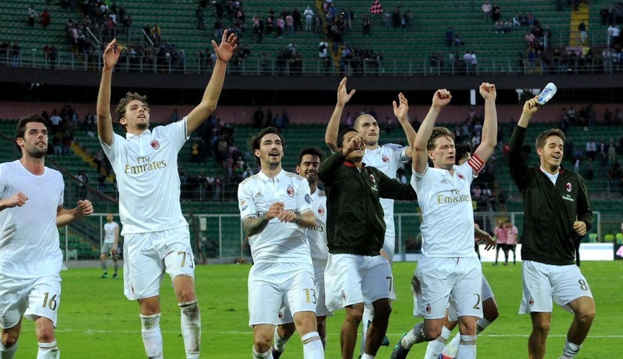 Pemain AC Milan merayakan kemenangan atas tuan rumah Palermo dalam laga pekan ke-12 Serie A di Stadion Renzo Barbera, Minggu (6/11/2016). (AFP)