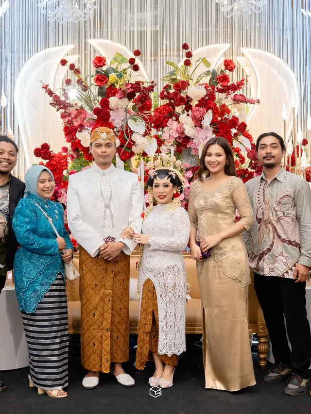 6 Detail Outfit Indah Permatasari di Nikahan Adik Ipar, Kebaya Modern hingga Baju Adat