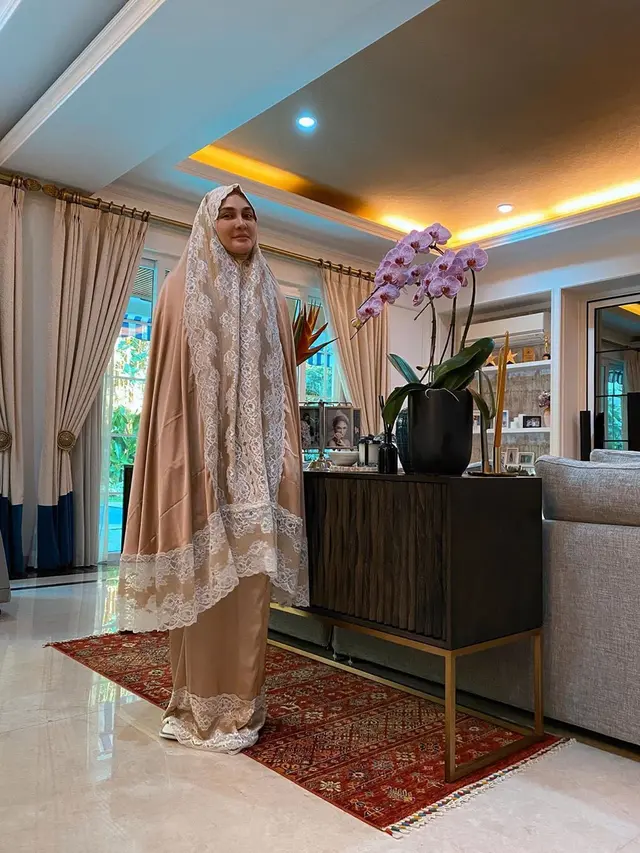 Akui Ingin Berhijrah, Ini 6 Pesona Luna Maya saat Pakai Hijab