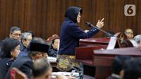 Menteri Sosial Tri Rismaharini saat menyampaikan kesaksiannya dalam sidang lanjutan sengketa Perselisihan Hasil Pemilihan Umum (PHPU) 2024 di Gedung Mahkamah Konstitusi (MK), Jakarta, Jumat (5/4/2024). (Liputan6.com/Angga Yuniar)