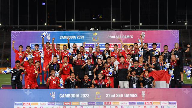  Membanggakan, Momen Timnas Indonesia U-22 Merayakan Medali Emas SEA Games 2023 di Podium