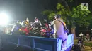 Petugas mengangkut sejumlah motor yang berhasil diamankan dalam patroli penegakan protokol kesehatan COVID-19 di Jalan Veteran, Jakarta Pusat, Sabtu (26/12/2020). Operasi gabungan itu dilakukan menyusul meningkatnya penyebaran COVID-19 di Ibu kota. (Liputan6.com/Herman Zakharia)