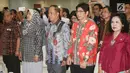 Menteri Ristek Dikti, Muhammad Nasir bersama hadirin menyanyikan lagu Indonesia Raya saat deklarasi kebangsaan melawan radikalisme di UKI, Jakarta, Selasa (19/9). (Liputan6.com/Angga Yuniar)