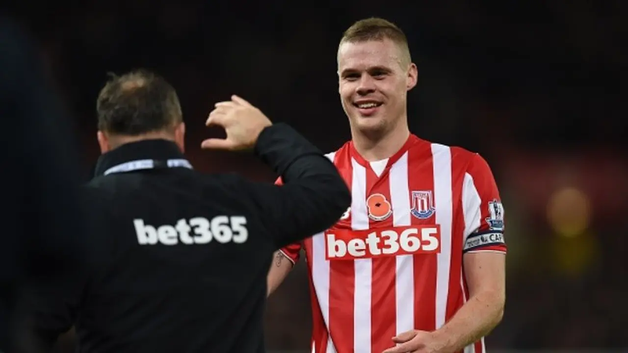 Ryan Shawcross (kanan) pernah membela Manchester United (MU) di awal kariernya.