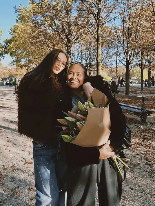 Alyssa membagikan foto sang ibunda dari muda hingga saat. Tampak terlihat ibunda tampil modis sesuai dengan gaya Alyssa saat ini. Misalnya saat liburan, Risa mengenakan coat hitam yang tak kalah keren dengan Alyssa. [@alyssadaguise]
