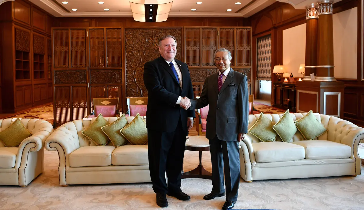 Perdana Menteri Malaysia, Mahathir Mohamad berjabat tangan dengan Menteri Luar Negeri AS Mike Pompeo selama pertemuan mereka di Putrajaya, Kuala Lumpur, Jumat (3/8). Kunjungan Pompeo  untuk mengakhiri lawatan dua hari di Malaysia. (AFP/MANAN VATSYAYANA)