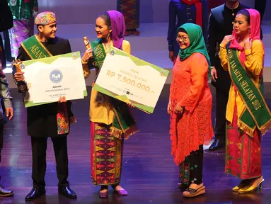 Peserta Dony Febriansyah (ketiga kiri) dan Syarifa Nadira Putri (ketiga kanan) saat terpilih menjadi Abang None Jakarta Selatan 2016 dalam ajang pemilihan Abang None Jaksel 2016 di Jakarta, Jumat (20/5). (Liputan6.com/Angga Yuniar)
