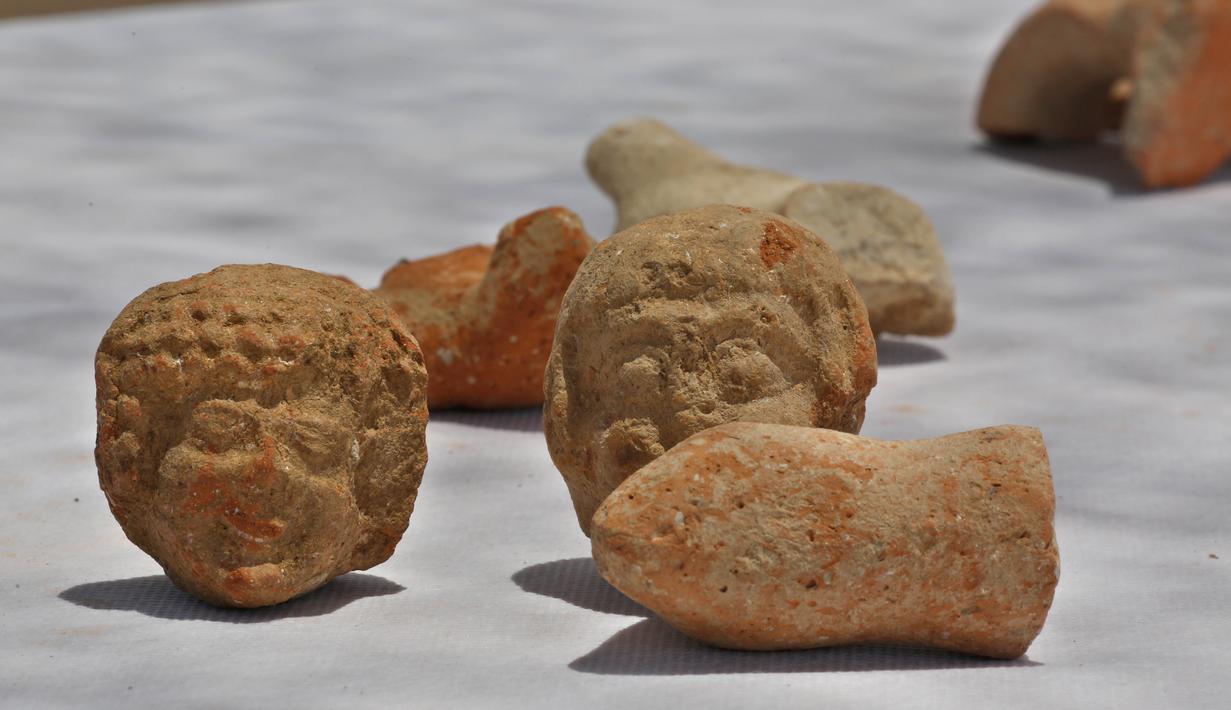 Pecahan keramik berupa stempel bertuliskan huruf Ibrani kuno yang ditemukan di sebuah situs penggalian di Yerusalem (22/7/2020). Tim arkeolog Israel menemukan pusat penyimpanan administratif berusia 2.700 tahun di Yerusalem. (Xinhua/Gil Cohen Magen)