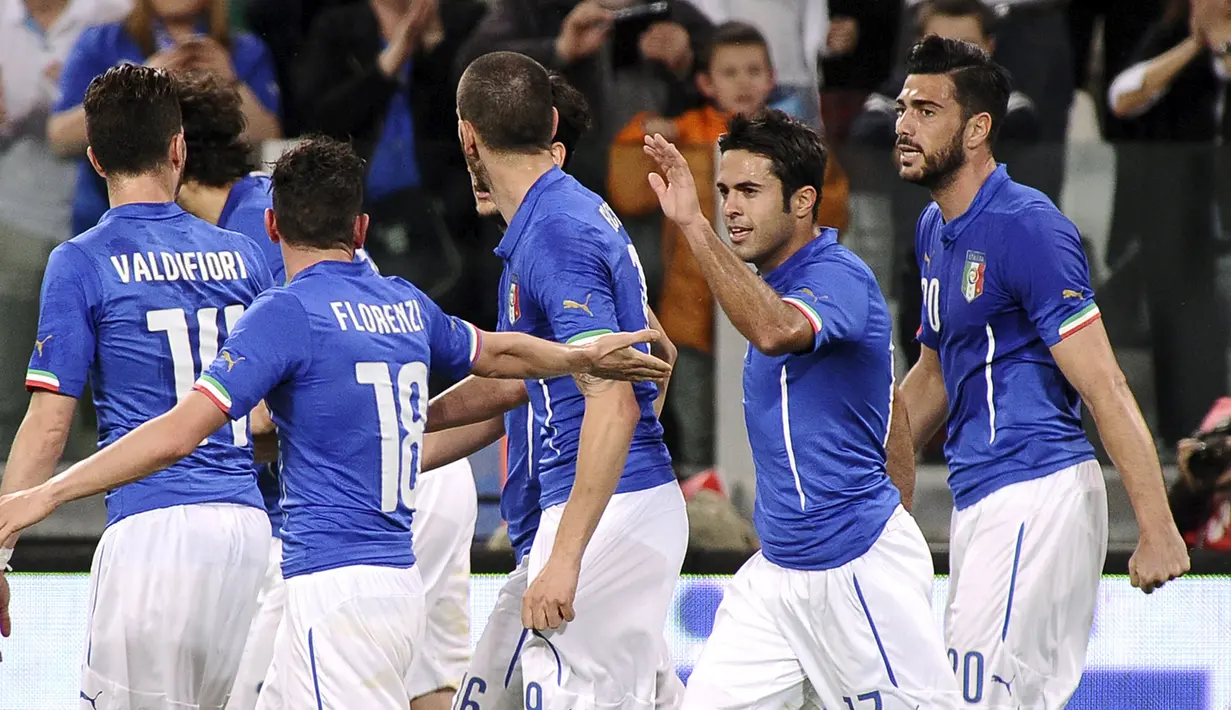 Penyerang Italia, Graziano Pelle (kanan) merayakan gol dengan para pemain lainnya saat laga persahabatan di Juventus Stadium,Italia, Rabu (1/4/2015). Italia bermain imbang 1-1 atas Inggris. (REUTERS/Giorgio Perottino)