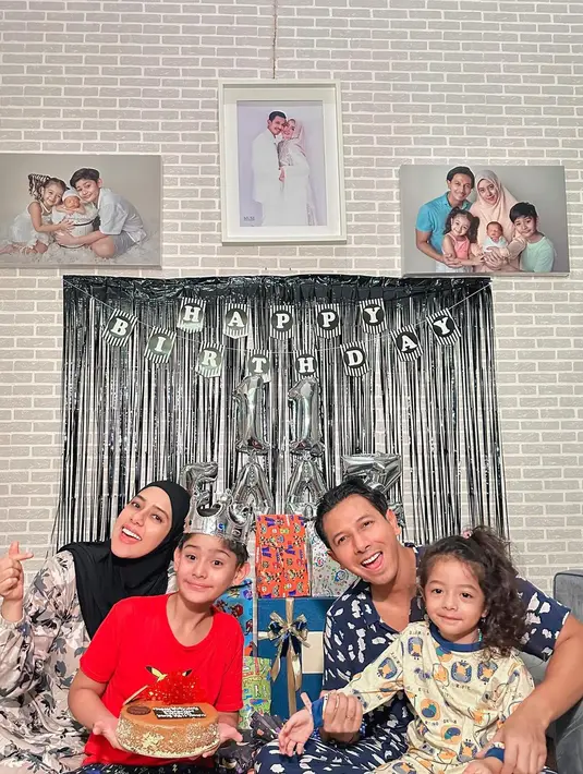 "Banyak kejadian lucu dan iseng dari kita ke abang hari ini..abang itu paling ga suka lampu mati semua hahaha,sampe nangis deh abang maaf ya bang di isengin dikit si manja hahaha..," tulis Fairuz. [Instagram/fairuzarafiq]