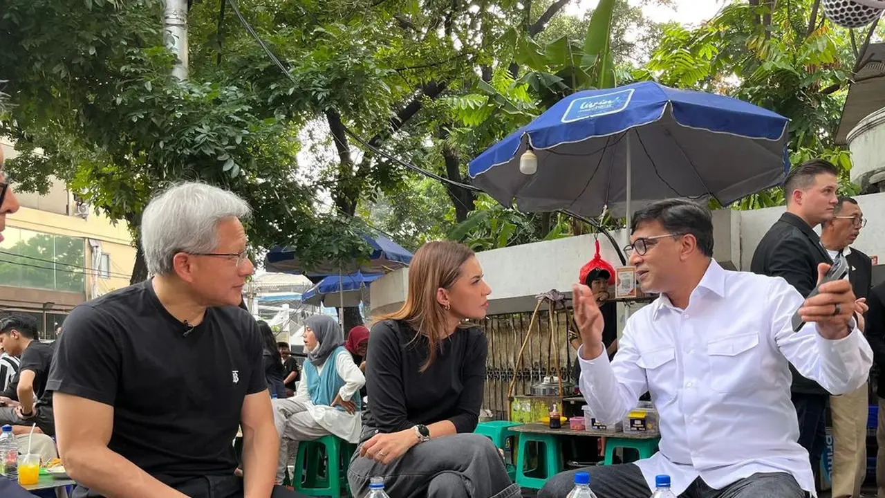 CEO Nvidia Jensen Huang, Najwa Shihab, dan CEO Indosat Vikram Sinha sedang mengobrol di warung Gultik Blok M. Gambar dari unggahan instagram CEO @Indosat Ooredoo Hutchison Vikram Sinha.