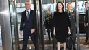 Sekretaris Jenderal NATO Jens Stoltenberg (kiri) menyambut aktris dan Duta UNHCR, Angelina Jolie saat  tiba di Markas Besar NATO di Brussels, Belgia (31/1). Angelina Jolie tampil cantik dengan busana dan sepatu warna hitam. (AFP Photo/Emmanuel Dunand)