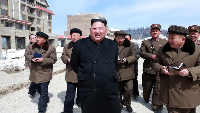 Pemimpin Korea Utara Kim Jong-Un saat meninjau kabupaten Samjiyon County di Provinsi Ryanggang yang berbatasan dengan China, (4/4). (AFP Photo/KCNA VIA KNS)