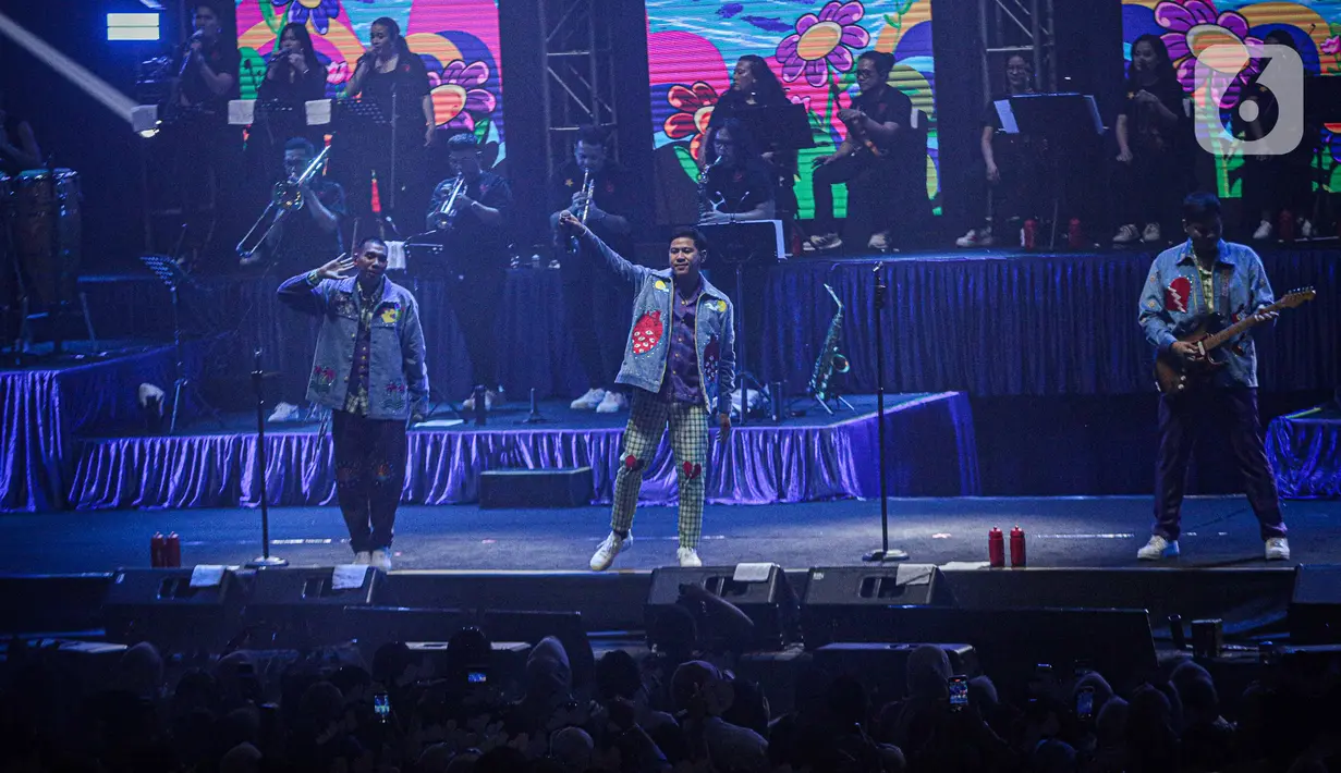 “Selamat datang di The Sweet Seventeen Show,” kata Nino di atas panggung konser. (Liputan6.com/Faizal Fanani)