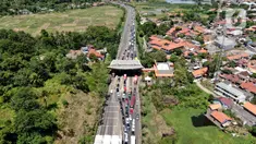 Foto udara memperlihatkan kemacetan yang terjadi dalam Tol Tangerang-Merak, Banten, Jumat (29/4/2022). Kemacetan sepanjang 7 Kilometer mengular hingga ke dalam tol akibat lonjakan pemudik yang hendak menyeberang ke Pulau Sumatera melalui Pelabuhan Merak. (Liputan6.com/Angga Yuniar)