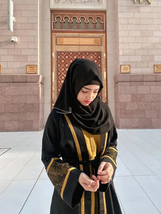 Gamis tersebut dilengkapi long outer dengan aksen warna kuning senada dengan inner-nya. [Instagram/fuji_an]