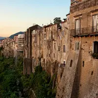 Sant'Agata de Goti, Italia. (atlasobscura.com)