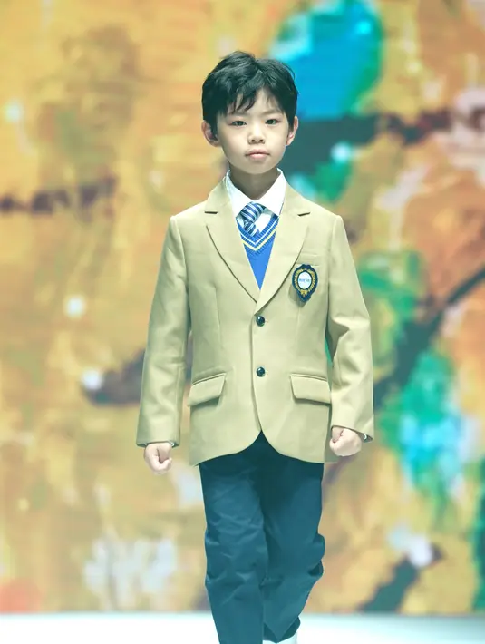 Model cilik menampilkan kreasi busana dalam sebuah peragaan busana di Hangzhou, China (24/8/2020). Peragaan busana tersebut diadakan sebagai bagian dari ajang China International Kids Fashion Week yang sedang berlangsung saat ini, menampilkan tren mode untuk pakaian anak-anak. (Xinhua/Chen Jianli)
