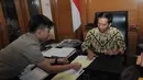 Seorang staf terlihat mendampingi Jokowi untuk menjelaskan setiap berkas tersebut, Jakarta, Rabu (17/9/14). (Liputan6.com/Herman Zakharia)