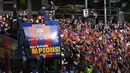 Pemain Barcelona, Gerard Pique memberikan salam kepada fans saat parade juara di Barcelona, (30/4/2018). Barcelona memastikan Gelar La Liga 2017-2018 usai kalahkan Deportivo 4-2. (AP/Manu Fernandez)