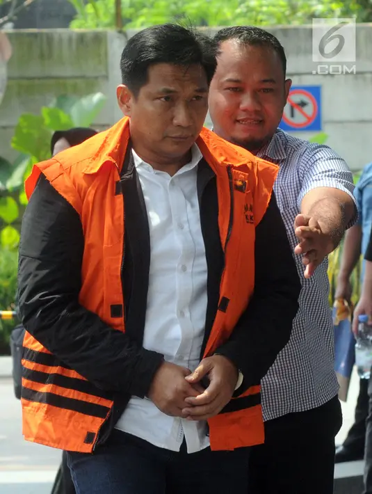 Anggota DPR Fraksi Golkar Bowo Sidik Pangarso (tengah) saat tiba di Gedung KPK, Jakarta, Kamis (4/4). Bowo diperiksa sebagai tersangka terkait dugaan menerima suap kerja sama pengangkutan pupuk melalui kapal. (merdeka.com/Dwi Narwoko)