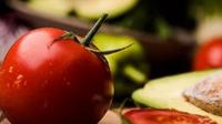 Tomat dan Alpukat (Sumber: freepik.com)