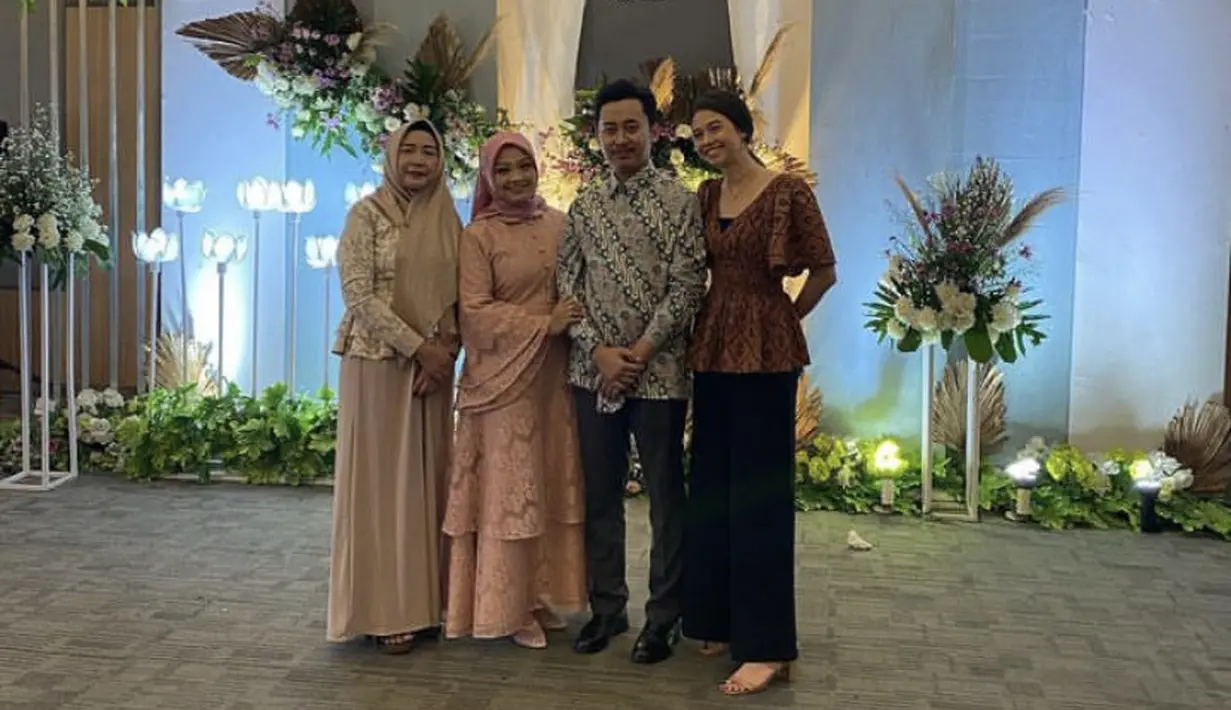 Yuki tampil mengenakan atasan batik dengan lengan lebar dipadukan bawahan hitam. Sang ibunda tampil drnhan atasan bermotif dan rok nude polos yang serasi dengan kerudungnya. @twinawati