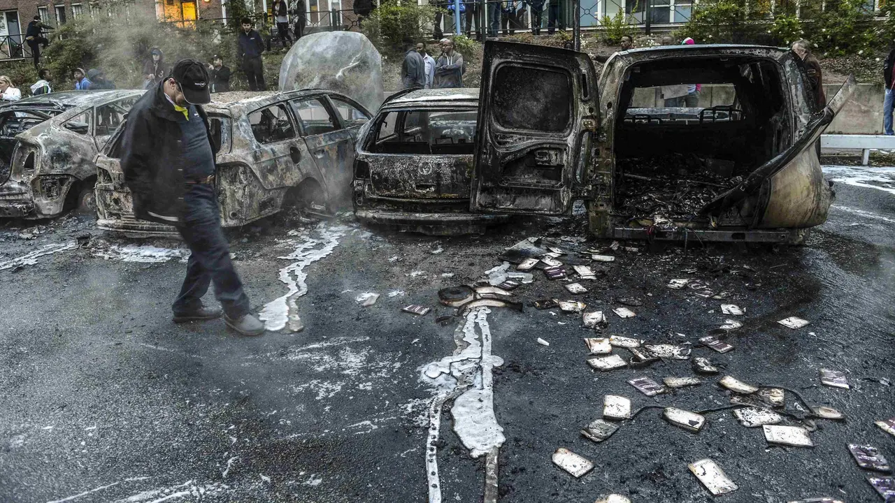 Pembakaran puluhan mobil oleh kelompok pemuda bertopeng di Swedia (AFP)
