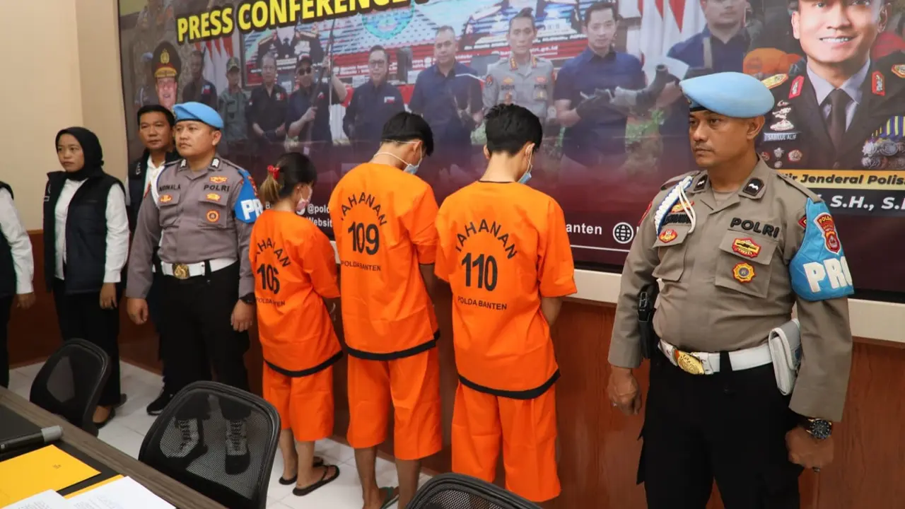 Tiga orang ditangkap Polda Banten karena mempromosikan judi online melalui media sosial atau medsos di akun Instagram.