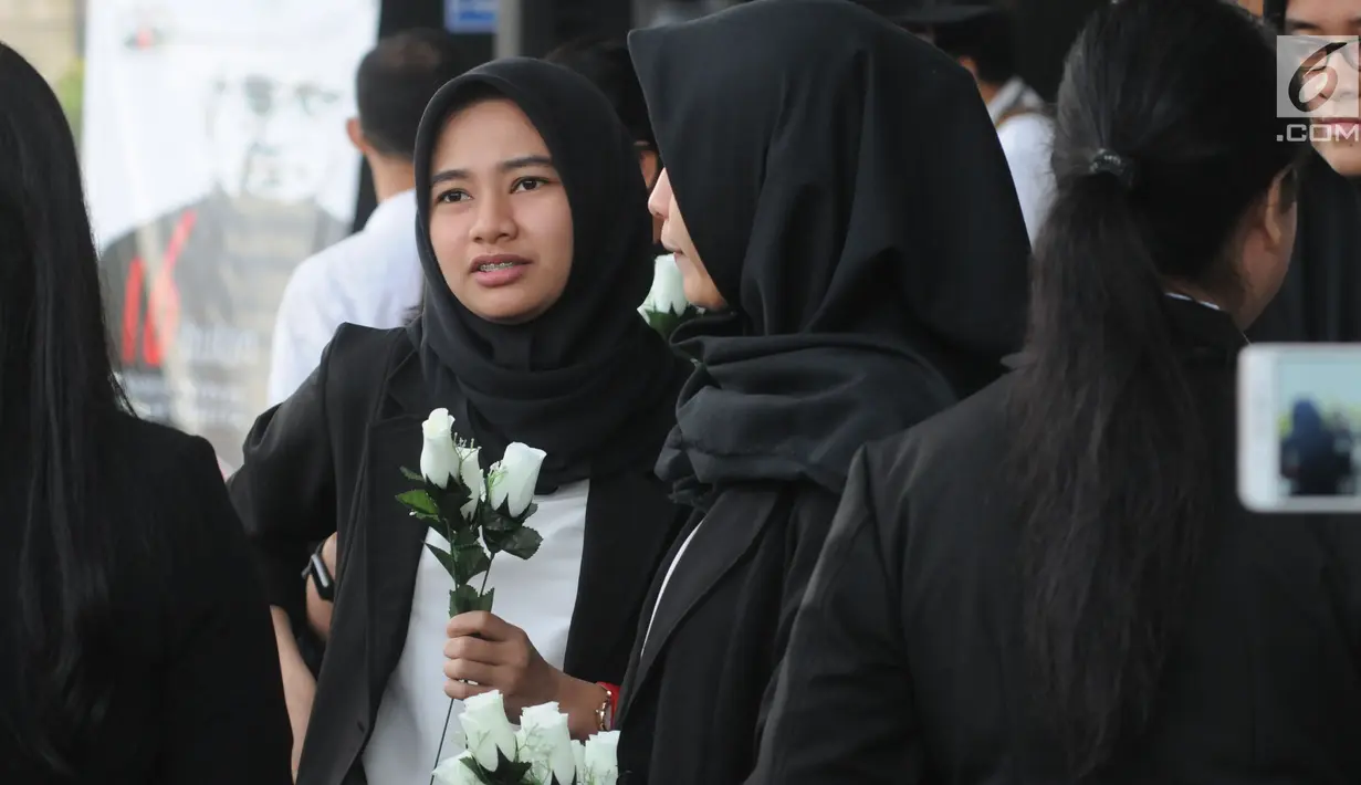 Sejumlah wanita membawa bunga mawar menyambut kedatangan penyidik senior KPK, Novel Baswedan saat masuk kerja kembali di gedung KPK, Jakarta, Jumat (27/7). Hingga sekarang penyiram air keras  Novel belum di tangkap. (Merdeka.com/Dwi Narwoko)