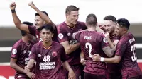 Para pemain PSM Makassar merayakan gol yang dicetak oleh Wiljan Pluim ke gawang Lao Toyota FC pada laga Piala AFC 2019 di Stadion Pakansari, Bogor, Rabu (13/3). PSM menang 7-3 atas Lao. (Bola.com/M. Iqbal Ichsan)