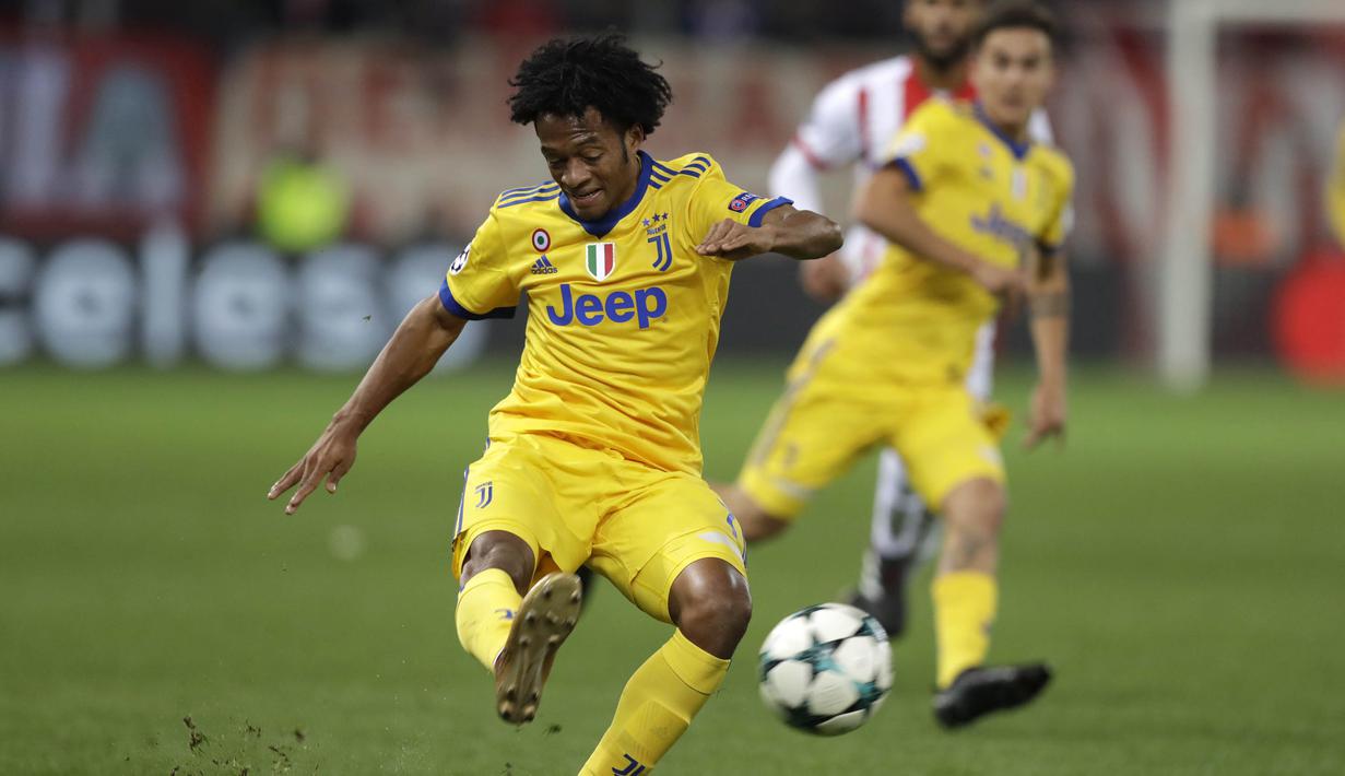 Gelandang Juventus, Juan Cuadrado, melepaskan tendangan ke gawang Olympiakos pada laga Liga Champions di Stadion Georgios Karaiskakis, Rabu (6/12/2017). Juventus menang 2-0 atas Olympiakos. (AP/Thanassis Stavrakis)