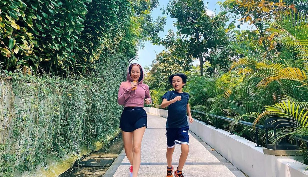 Tidak hanya yoga, BCL juga rutin untuk mengajak sang buah hati lari pagi. Gaya BCL saat lari pagi pun curi perhatian. Terlebih, raut wajah yang terlihat segar tampak dari paras perempuan kelahiran 22 Maret 1983. (Liputan6.com/IG/@bclsinclair)
