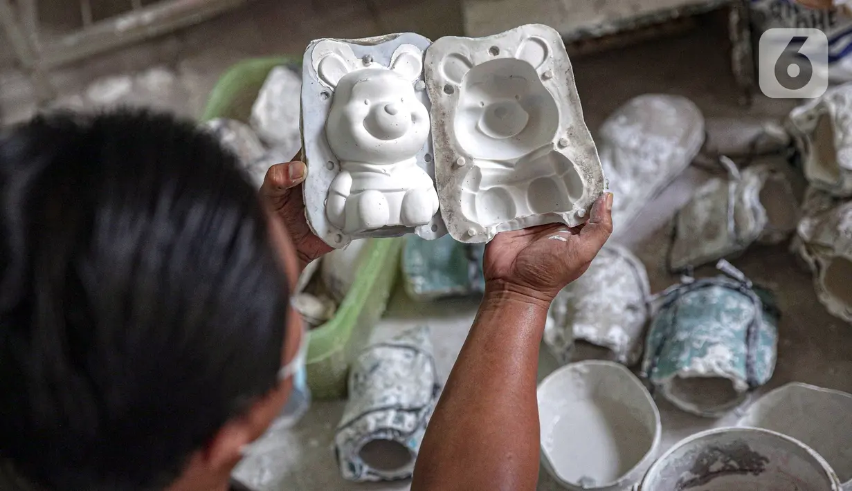Pekerja mencetak boneka karakter kartun di Saung Art Gallery, Pondok Cabe, Tangerang Selatan, Banten, Kamis (6/1/2022). Selain menjadi sarana edukasi, boneka berbahan gipsum yang dapat digunakan sebagai celengan ini dijual dengan harga Rp 20 ribu-Rp 40 ribu per buah. (Liputan6.com/Faizal Fanani)