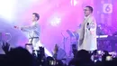 Vokalis Kahitna Hedi Yunus dan carlo saba saat tampil menghibur penonton di konser Inspirasi Cinta Yovie and His Friends di Sasana Budaya Ganesha (Sabuga) ITB, Bandung, Rabu (20/11/2019). (Fimela.com/Bambang E. Ros)