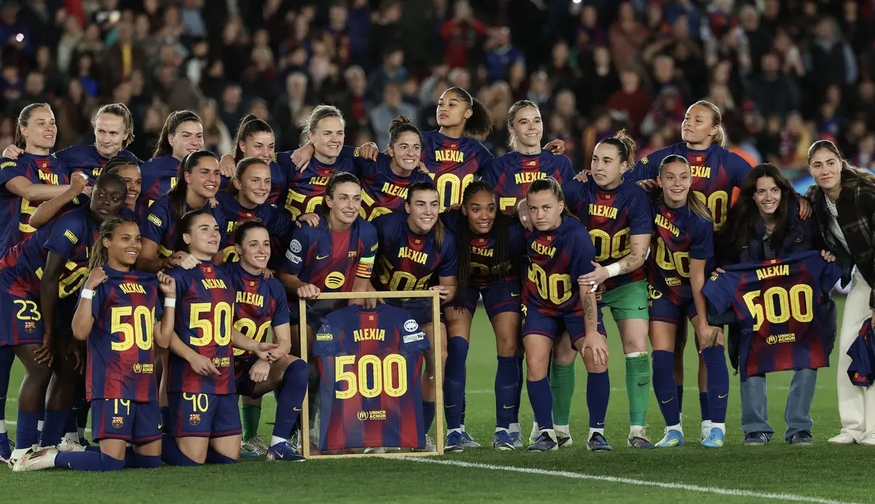 Di akhir pertandingan tersebut, Putellas mendapatkan perayaan dari rekan setimnya bersama para penonton yang memadati Camp Nou. (AFP/Lluis Gene)