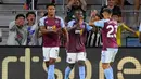 Pemain Aston Villa Moussa Diaby (tengah) merayakan dengan rekan setimnya Ollie Watkins dan Philippe Coutinho setelah mencetak gol ke gawang Fulham pada pertandingan sepak bola Premier League Summer Series di Orlando, Florida, Amerika Serikat, Rabu (26/7/2023). Moussa Diaby yang baru dibeli dari Bayer Leverkusen langsung tampil memukau dengan menyumbang satu gol saat Aston Villa mengalahkan Fulham 2-0. (AP Photo/John Raoux)