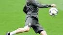 Penyerang Bayern Munchen, Robert Lewandowski menendang bola saat latihan di Stadion Santiago Bernabeu di Madrid (30/4). Pada leg pertama Munchen takluk atas Madrid 2-1 di Allianz Arena, Jerman.  (AFP Photo/Javier Soriano)