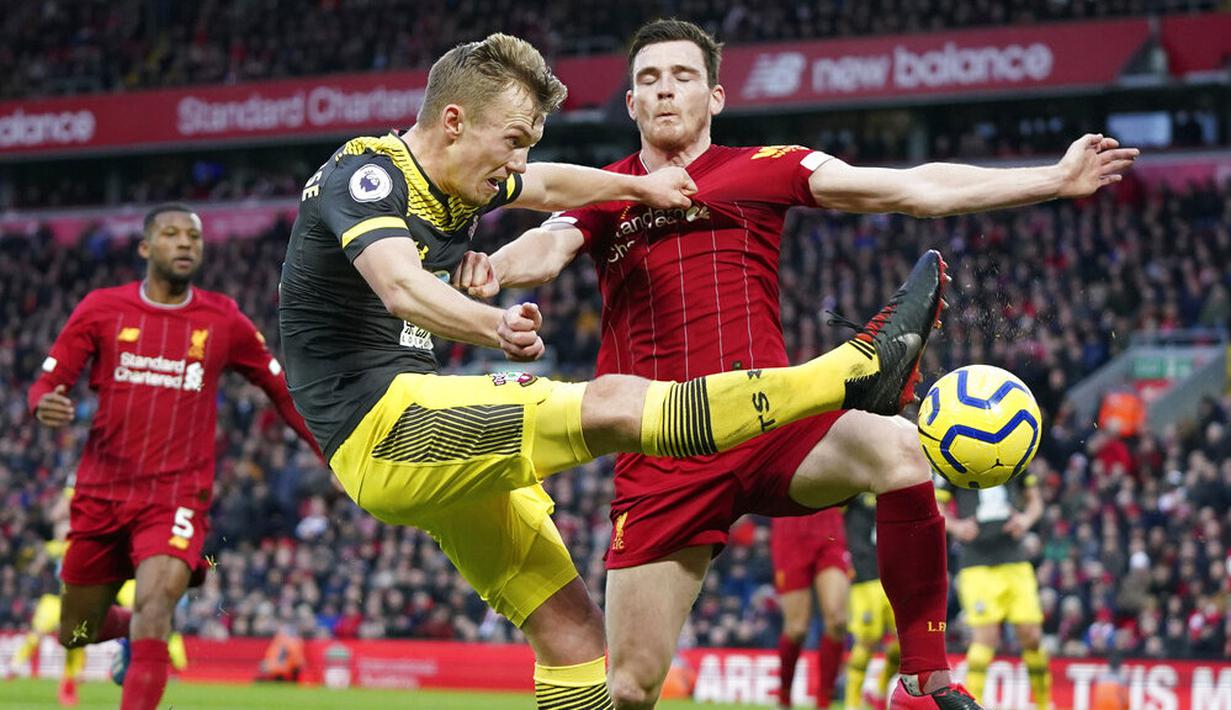Bek Liverpool, Andrew Robertson, menghadang tendangan pemain Southampton, James Ward-Prowse, pada laga Premier League di Stadion Anfield, Sabtu (1/2/2020). Liverpool menang 4-0 atas Southampton. (AP/Jon Super)