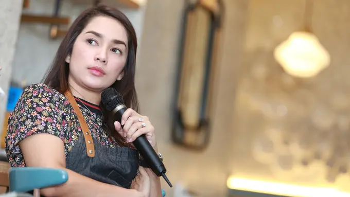 [Bintang] Ussy Sulistiawaty